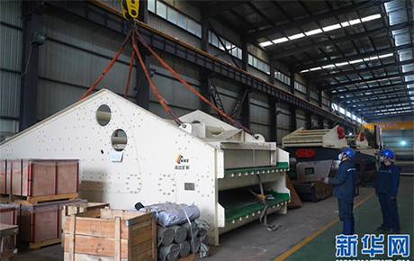 新華社記者報(bào)道: 南昌礦機(jī)復(fù)產(chǎn)復(fù)工，大型礦山機(jī)械設(shè)備發(fā)往東歐